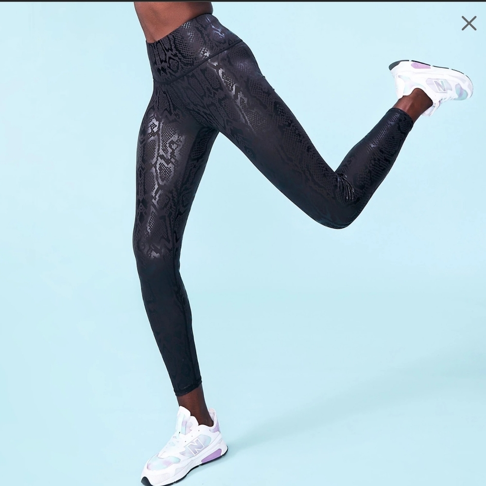 Terez obsidian snake legging size small